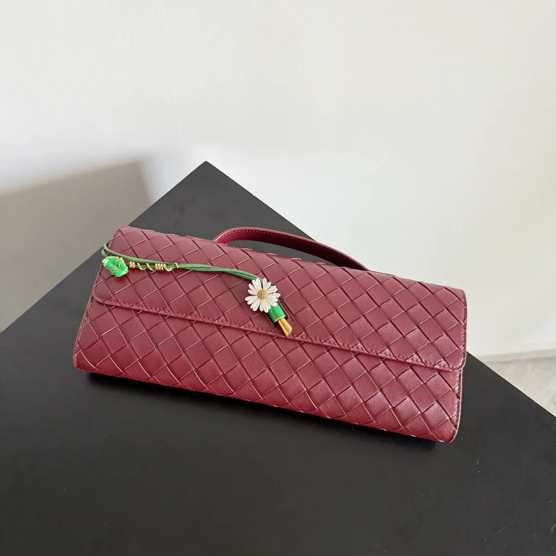 Batch 1720 Bottega Veneta clutch bags are shipping! The carefully crafted latch opening and closing is like a small key, giving us a sense of ritual every time we use this bag. The innovative design this time is to make the latch part into the shape of a small daisy. The originally elegant and restrained style instantly adds some playfulness, and matches with a skirt. Going out for a picnic or admiring the scenery will add to the overall look🌸🌸The heavily crafted daisy is lifelike and full of exquisiteness. The fixed rope is also decorated with a winding golden rope and a small leaf, echoing the daisy. The whole bag looks very coordinated. Style No.: 836810 (741511) Color: Barrow Red Size: 31*13*3cm